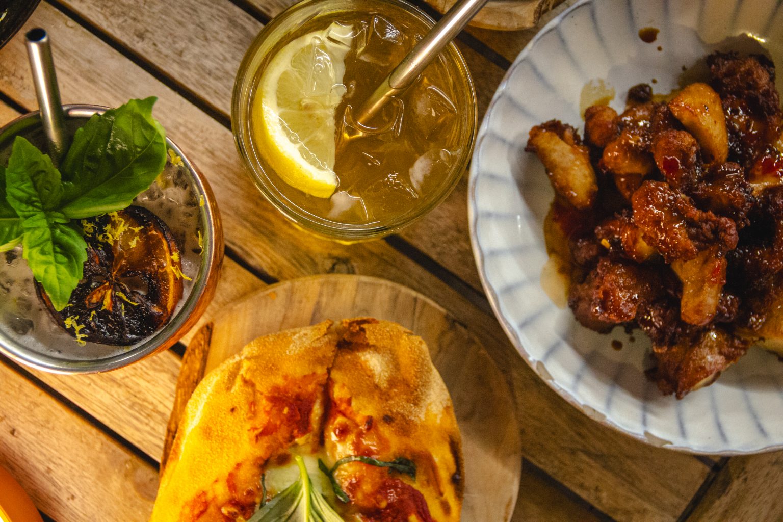 Petites assiettes à partager et cocktail maison servis lors d'un repas de groupe à La Pagaille