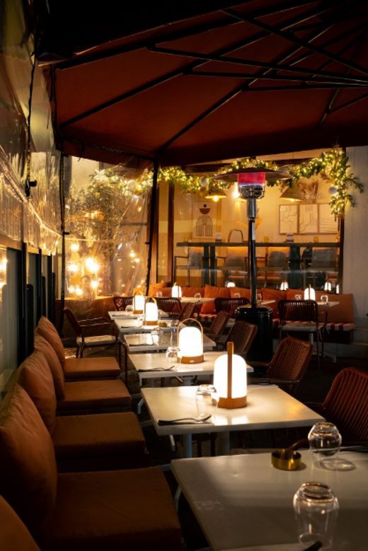 La terrasse de La Pagaille — tables sous les parasols