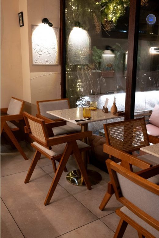 L'intérieur de La Pagaille — fauteuils et tables