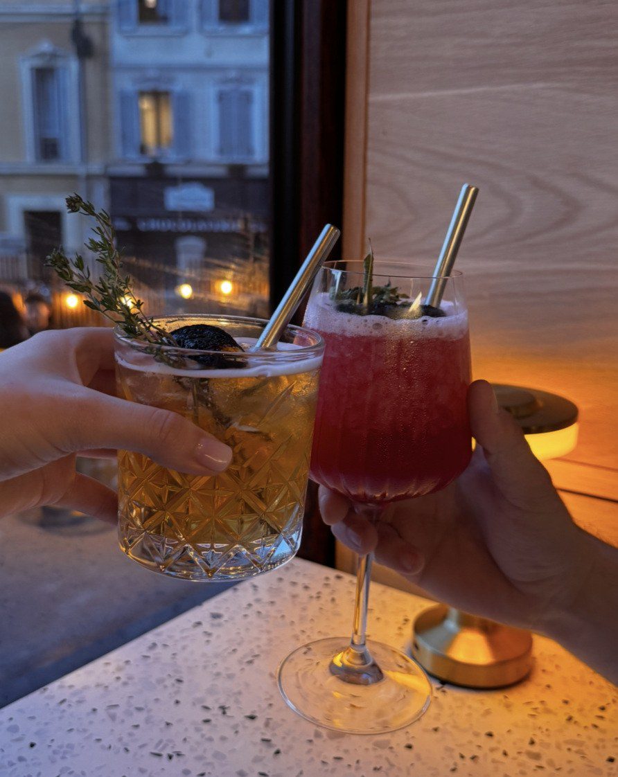 Deux cocktails qui trinquent face aux façades du Panier