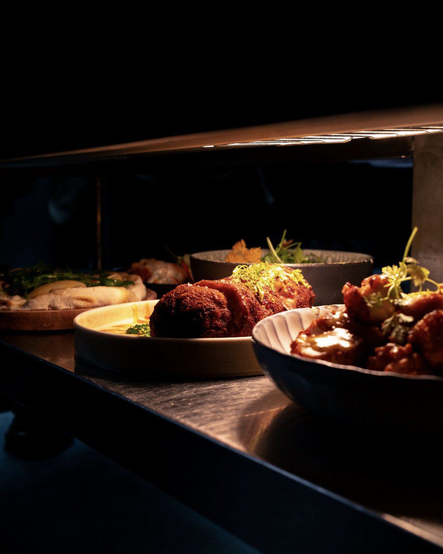 Assiettes prêtes au passe, sous les lampes de la cuisine